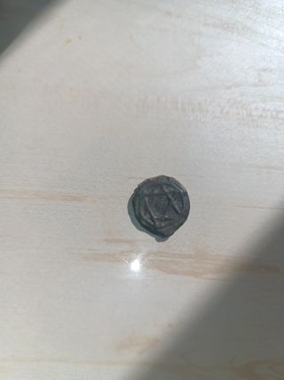 Moneda antigua con estrella de 6 puntas