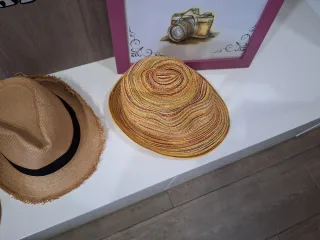 Sombrero de paja multicolor y caja decorativa