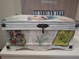 Sombrero de paja multicolor y caja decorativa