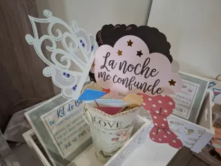 Sombrero de paja multicolor y caja decorativa