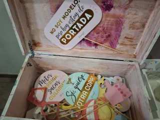 Sombrero de paja multicolor y caja decorativa