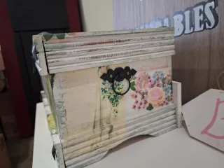 Sombrero de paja multicolor y caja decorativa