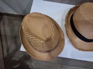 Sombrero de paja multicolor y caja decorativa