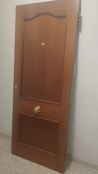 Puerta de madera con pomo dorado