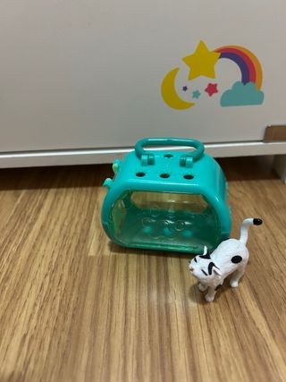 Gato miniatura con transportín de juguete