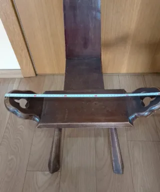 Silla antigua de madera, 3 patas