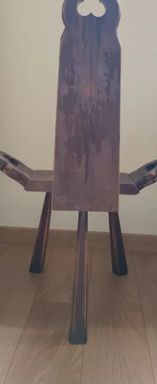 Silla antigua de madera, 3 patas