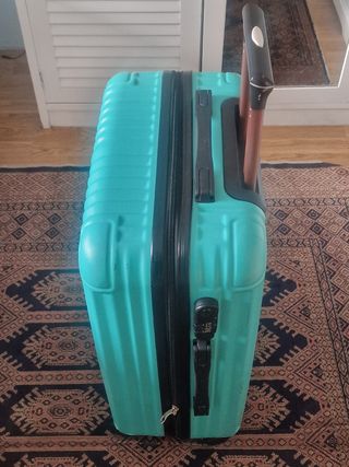 Maleta mediana con ruedas y cierre de seguridad