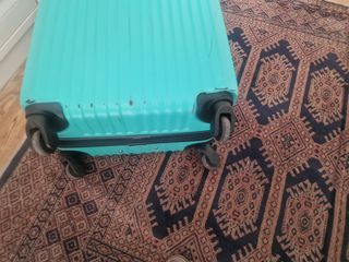 Maleta mediana con ruedas y cierre de seguridad