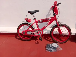 Bicicleta infantil roja