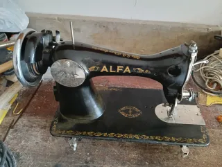 Máquina de coser Alfa antigua