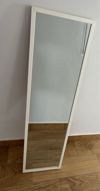 Specchio bianco a figura intera