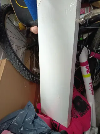 Balda soporte oculto blanca