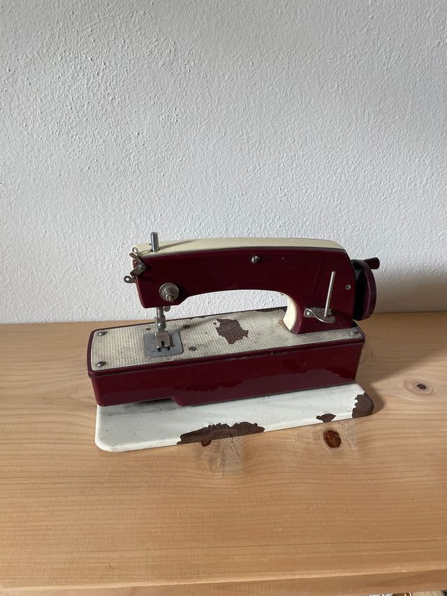 Macchina da cucire giocattolo anni '70