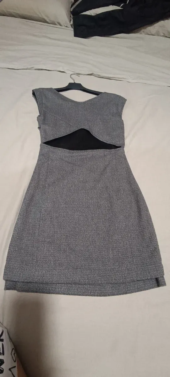 Vestido gris ajustado espalda abierta.