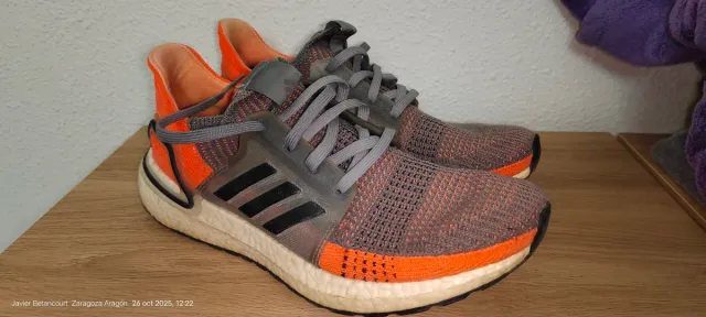 Zapatillas deportivas Adidas grises y rojas