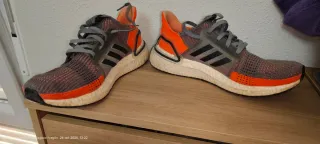 Zapatillas deportivas Adidas grises y rojas