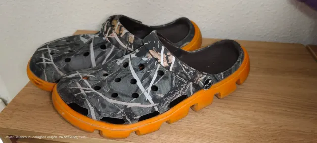 Zapatillas deportivas Adidas grises y rojas