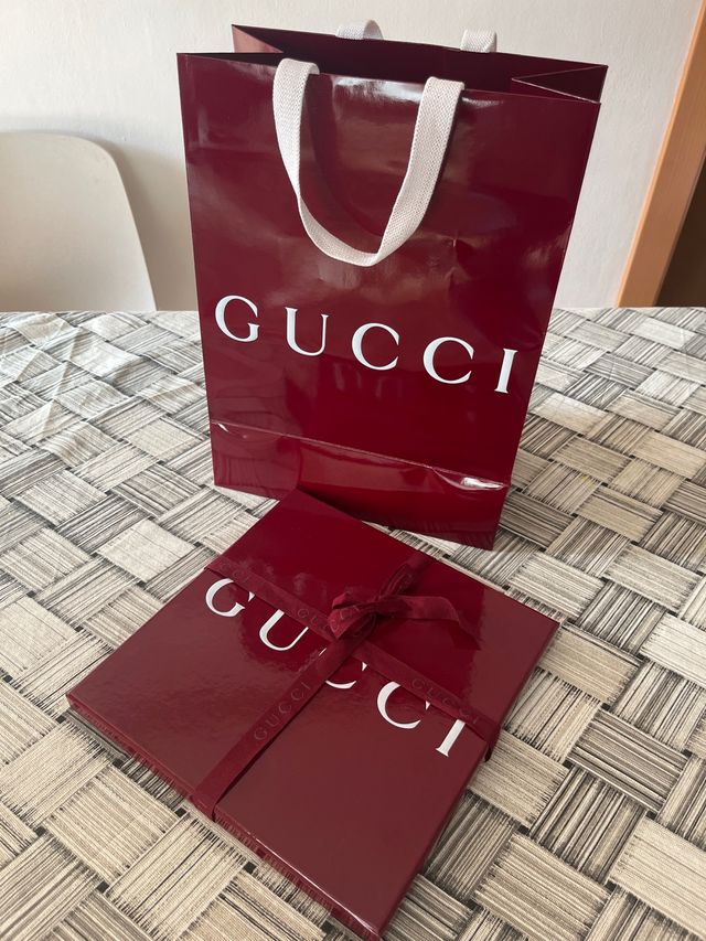 Caja y bolsa de regalo Gucci roja