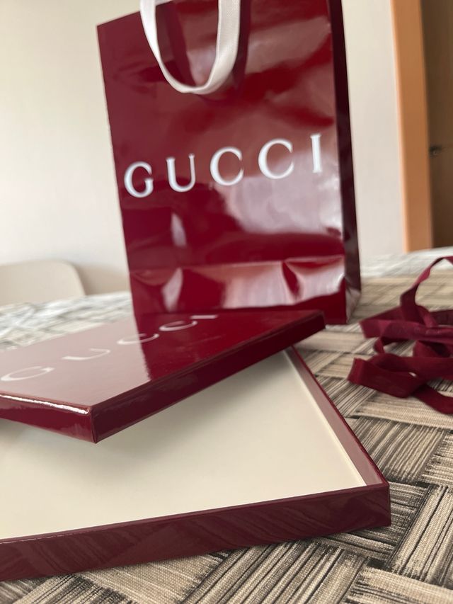 Caja y bolsa de regalo Gucci roja