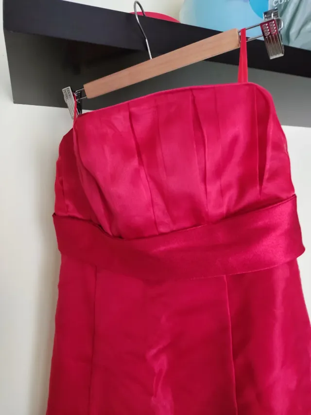 Vestido de satén rojo