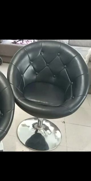 Sillón giratorio negro y plateado