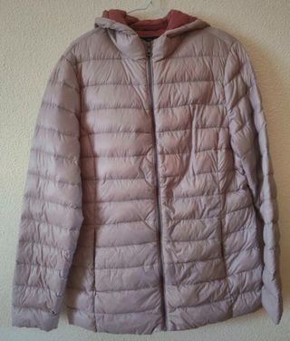 Plumífero ligero con capucha