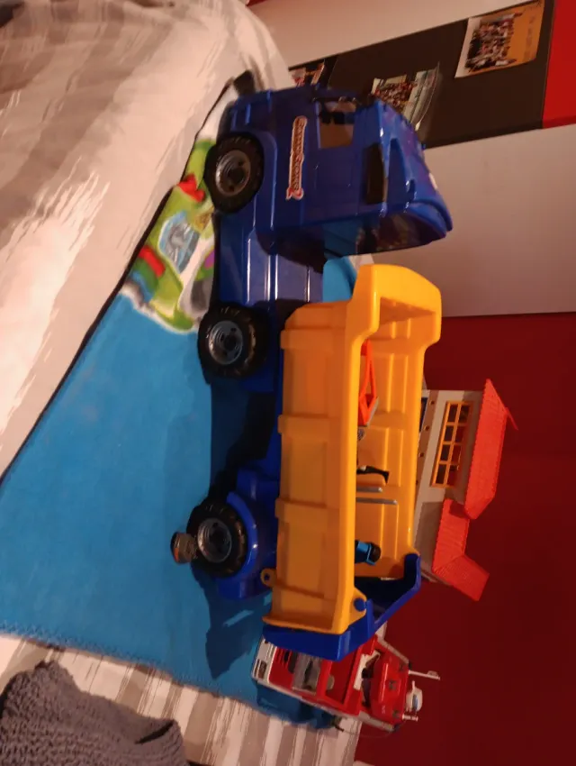 Camión de juguete azul y amarillo