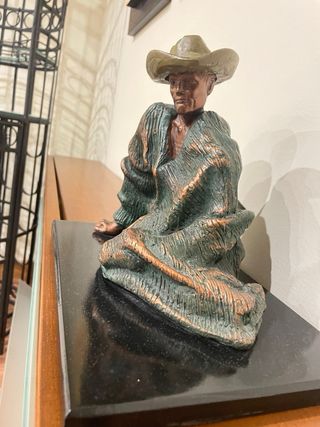 Figura decorativa de metal y piedra