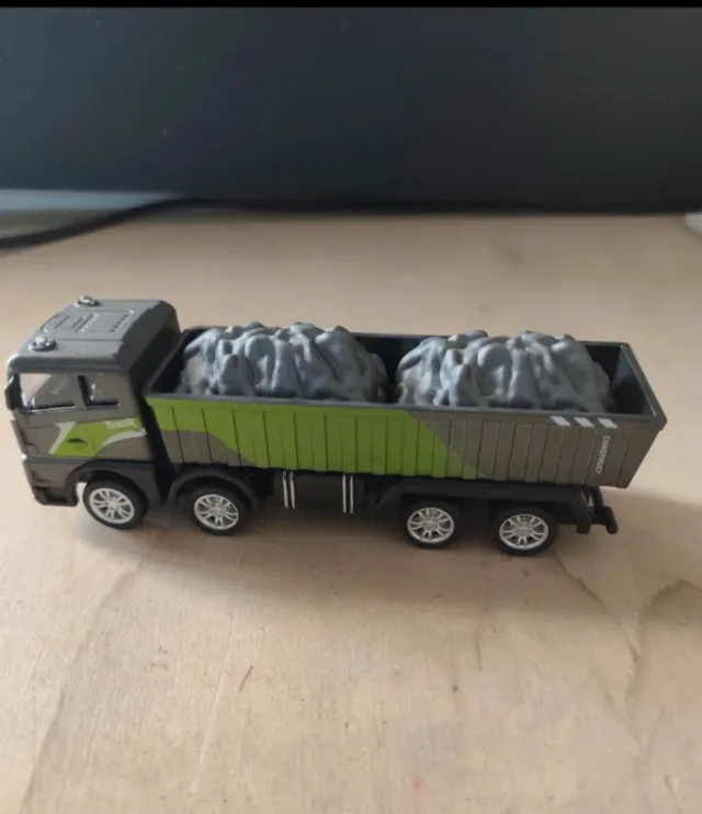 Camiónes de metal con carga de rocas