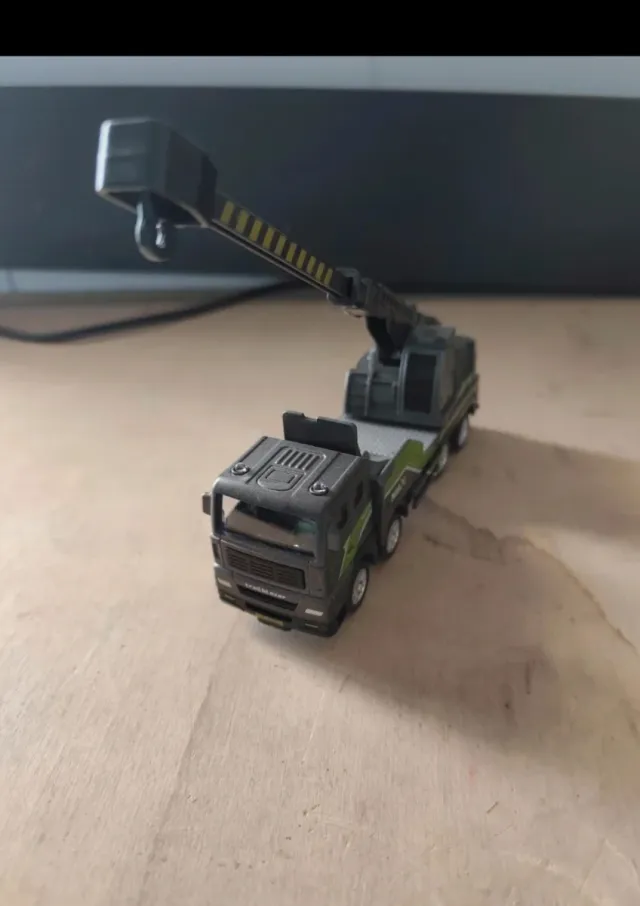 Camiónes de metal con carga de rocas