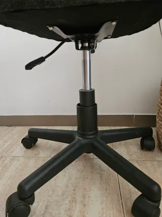 Silla de oficina gris y negra