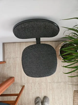Silla de oficina gris y negra