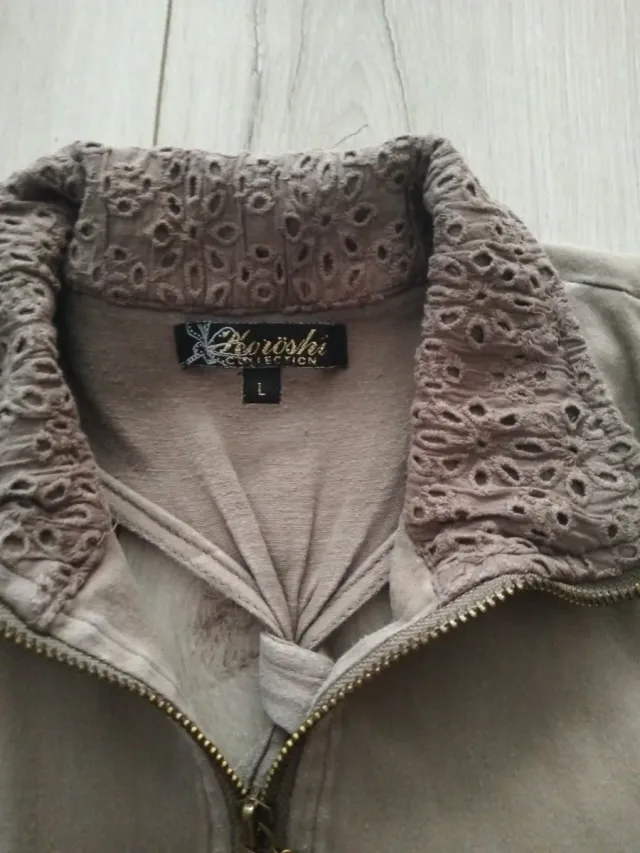 Vestido marrón claro con cinturón