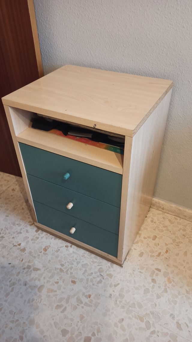 Escritorio con cajonera y baúl