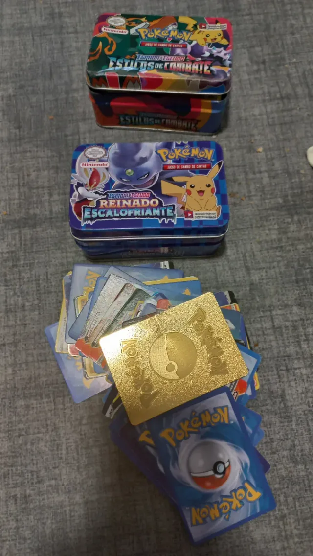 Latas Pokémon con cartas