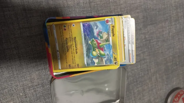 Latas Pokémon con cartas