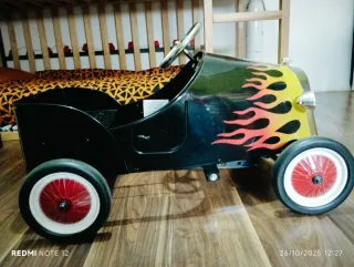 Coche a pedales metal estilo clásico