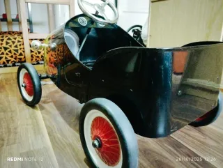 Coche a pedales metal estilo clásico