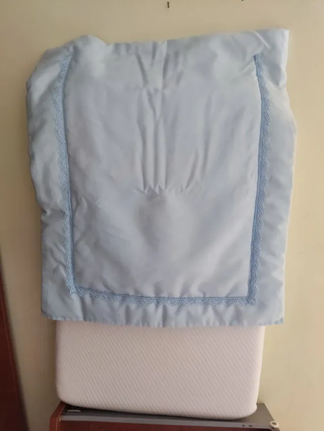 Mini cuna desmontada con colchón y mantita