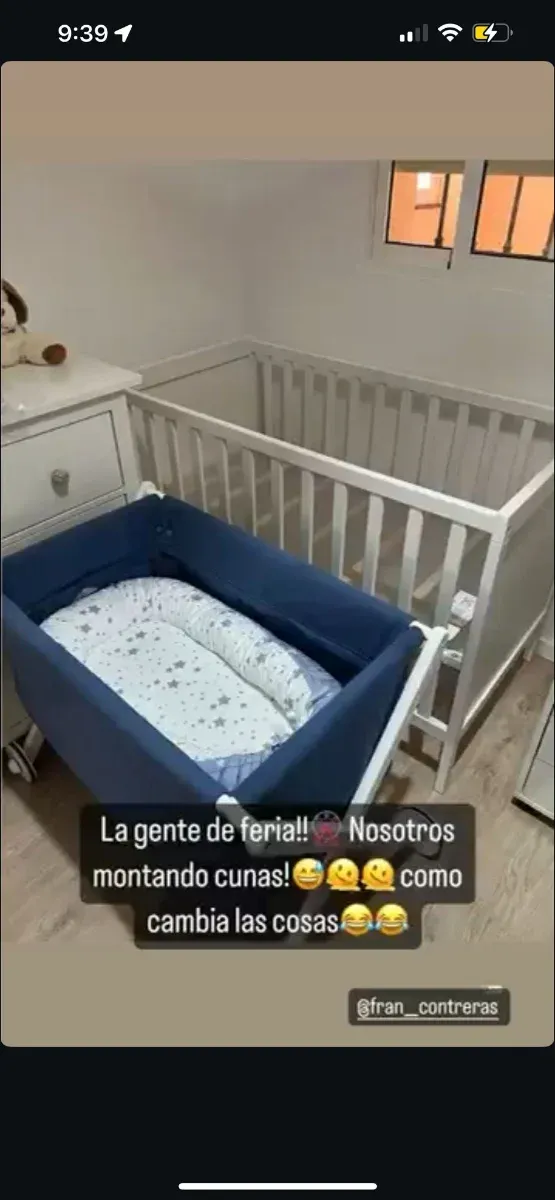 Mini cuna desmontada con colchón y mantita