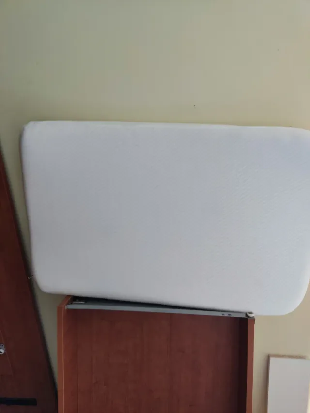 Mini cuna desmontada con colchón y mantita