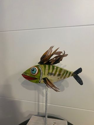 Pez de madera decorativo