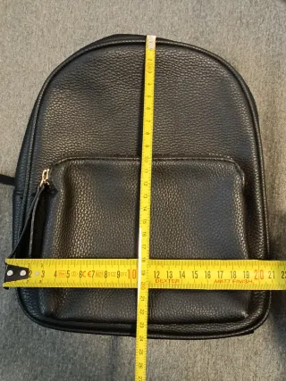 Mochila negra de Primark y bolsito beige Rip Curl