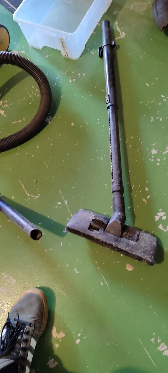 Aspirador amarillo con manguera