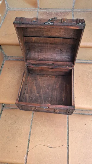 Joyero de madera y cuero