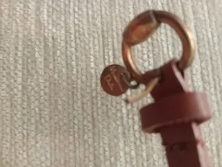 Pulsera de cuero marrón con detalles dorados