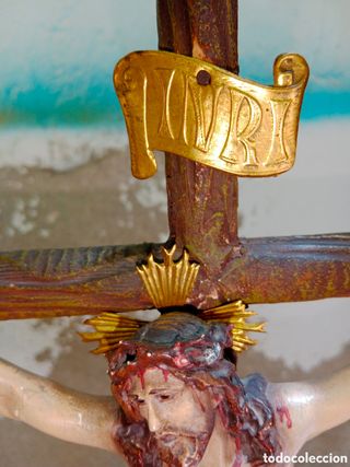 Cristo en la Cruz con base de calavera