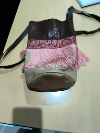 Bolso cilíndrico con flecos