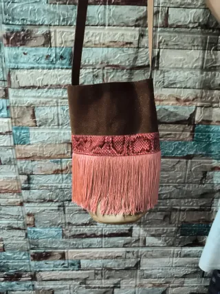 Bolso cilíndrico con flecos